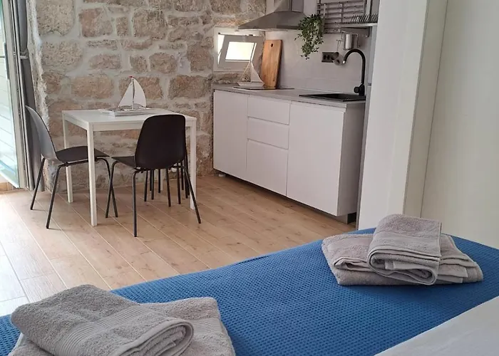 Leut & Lanterna Apartman Vis
